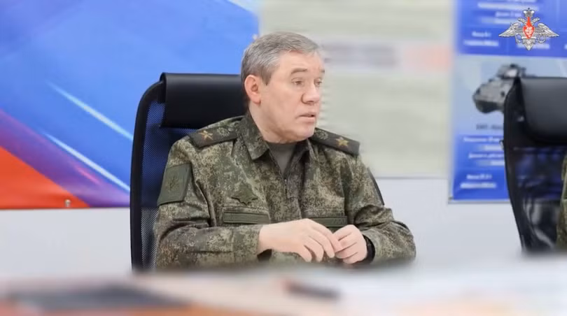 Tổng tham mưu trưởng Nga Valery Gerasimov trong chuyến thăm các đơn vị tiền tuyến. Ảnh: BQP Nga.