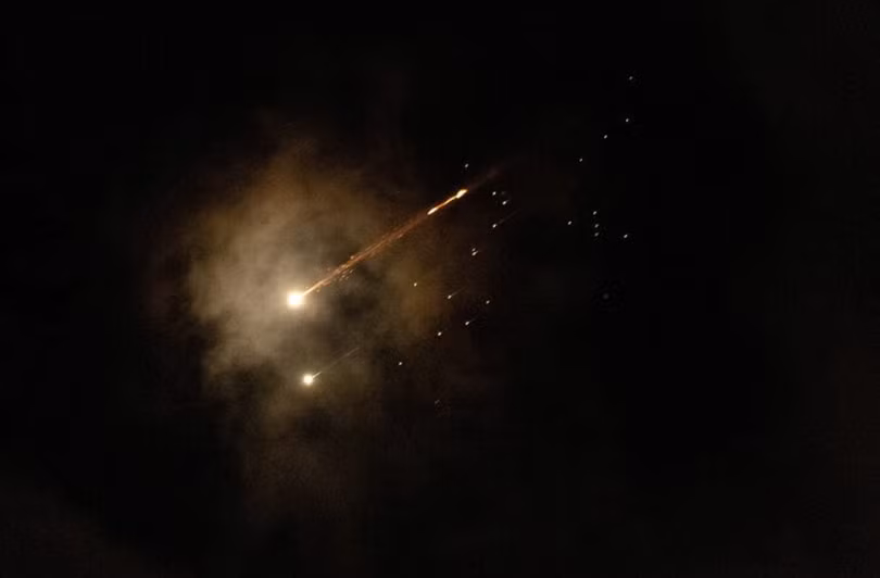 Những vệt sáng chiếu rọi bầu trời trong một nỗ lực đánh chặn, giữa lúc xung đột Mỹ-Israel với Iran đang diễn ra, nhìn từ Jerusalem. Ảnh: Reuters.