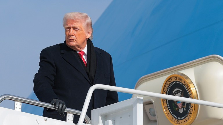 Tổng thống Mỹ Donald Trump lên chuyên cơ Không lực Một tại căn cứ không quân Joint Base Andrews, Maryland, ngày 16/1/2026. Ảnh: Getty.