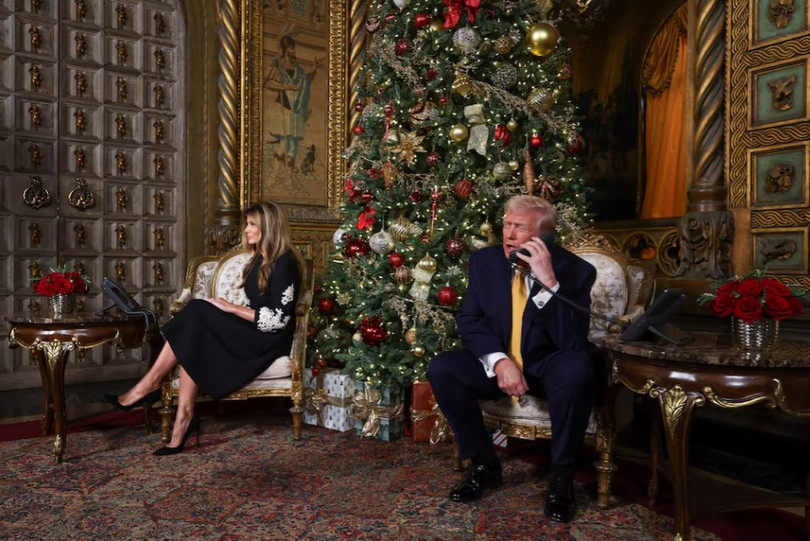 Tổng thống Mỹ Donald Trump và Đệ nhất phu nhân Melania Trump tham gia các cuộc gọi điện thoại theo dõi Ông già Noel của NORAD vào đêm Giáng sinh, từ câu lạc bộ Mar-a-lago ở Palm Beach, Florida, Mỹ, ngày 24/12. Ảnh: Reuters.