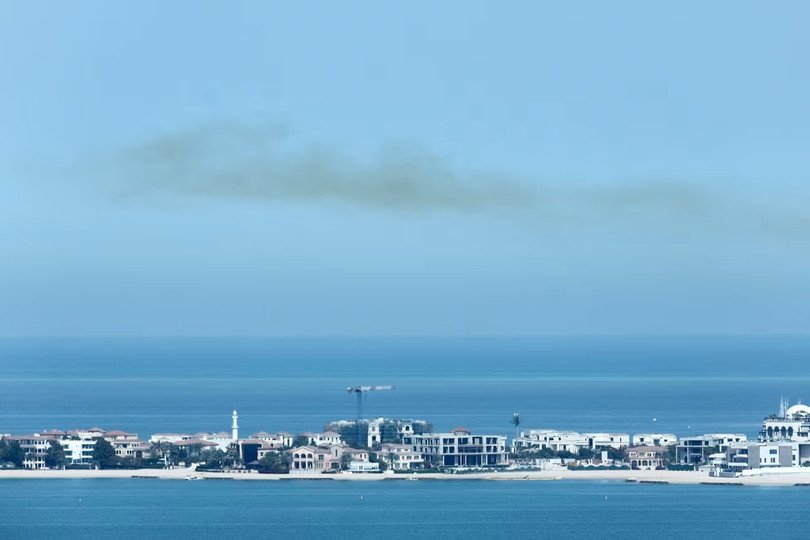 Khói vẫn còn vương trên bầu trời sau những tiếng nổ lớn ở Doha, Qatar, hôm 28/2. Ảnh: Reuters.