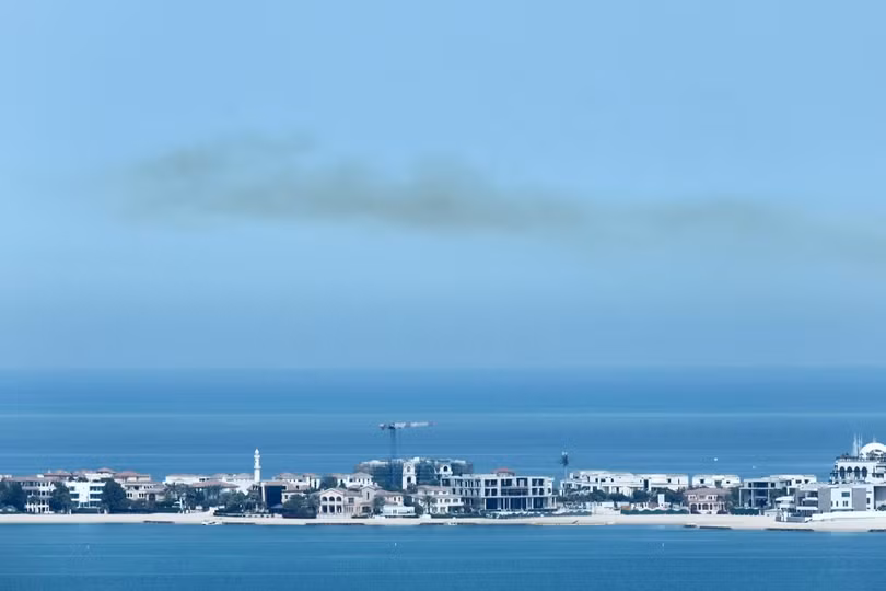 Khói vẫn còn vương trên bầu trời sau những tiếng nổ lớn ở Doha, Qatar, hôm 28/2. Ảnh: Reuters.