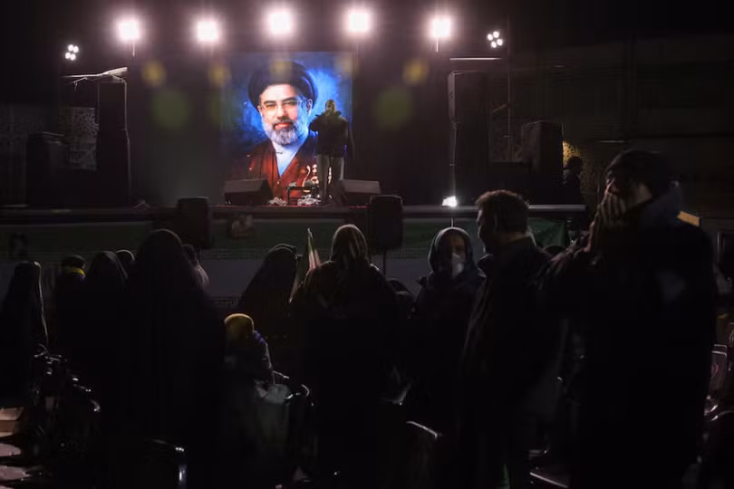 Hình ảnh lãnh tụ tối cao mới của Iran, ông Mojtaba Khamenei, được hiển thị trên màn hình ở Tehran, Iran hôm 9/3. Ảnh: Reuters.