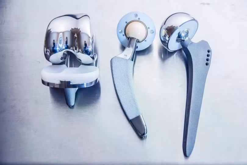 Titanium được sử dụng rộng rãi trong cấy ghép phẫu thuật, từ đinh xương đến thay thế khớp gối và khớp hông nhưng lại tiềm ẩn nguy cơ nhiễm trùng. Ảnh: Shutterstock.