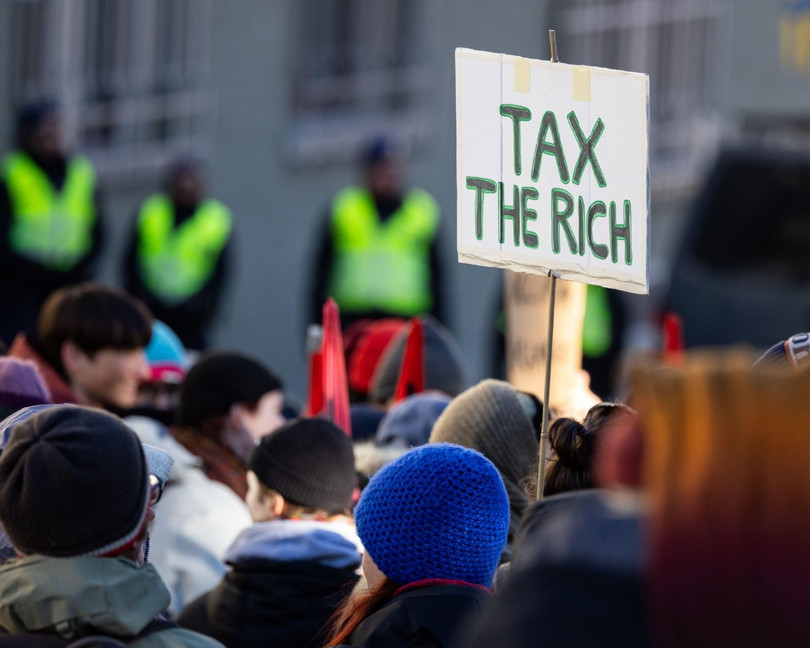 Một cuộc biểu tình kêu gọi đánh thuế người giàu đã diễn ra tại Diễn đàn Kinh tế Thế giới ở Davos. Ảnh: DPA.
