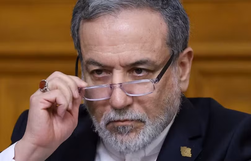 Ngoại trưởng Iran Abbas Araqchi chỉnh kính trong cuộc họp báo sau cuộc hội đàm với Ngoại trưởng Nga Sergei Lavrov tại Moscow, Nga, ngày 17/12/2025. Ảnh: Reuters.