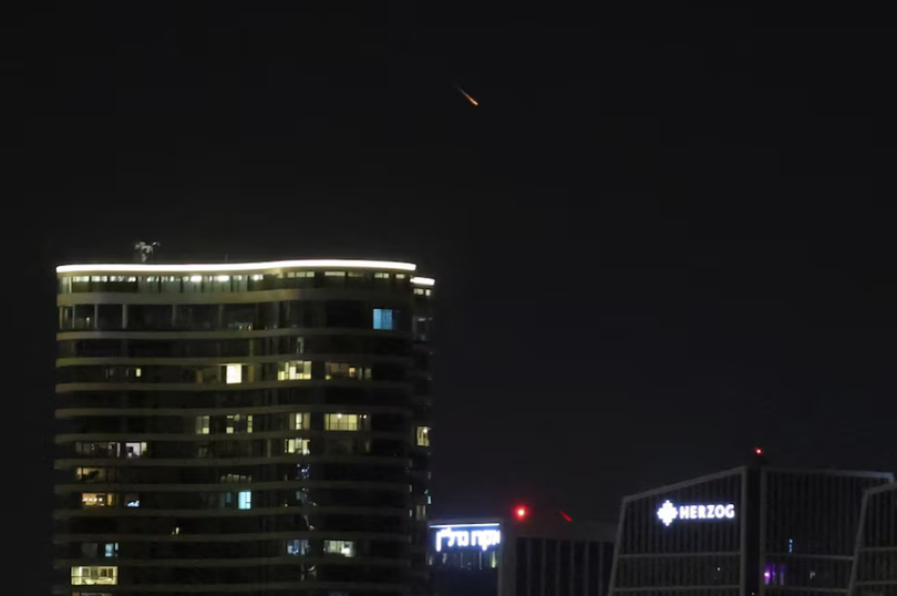 Một quả tên lửa của Iran lao vút qua bầu trời đêm Tel Aviv, Israel ngày 18/3. Ảnh: Reuters.