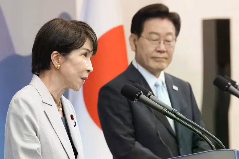 Tổng thống Hàn Quốc Lee Jae-myung theo dõi khi Thủ tướng Nhật Bản Sanae Takaichi phát biểu trong cuộc họp báo chung tại Andong, Hàn Quốc, ngày 19/5. Ảnh: Kyodo.