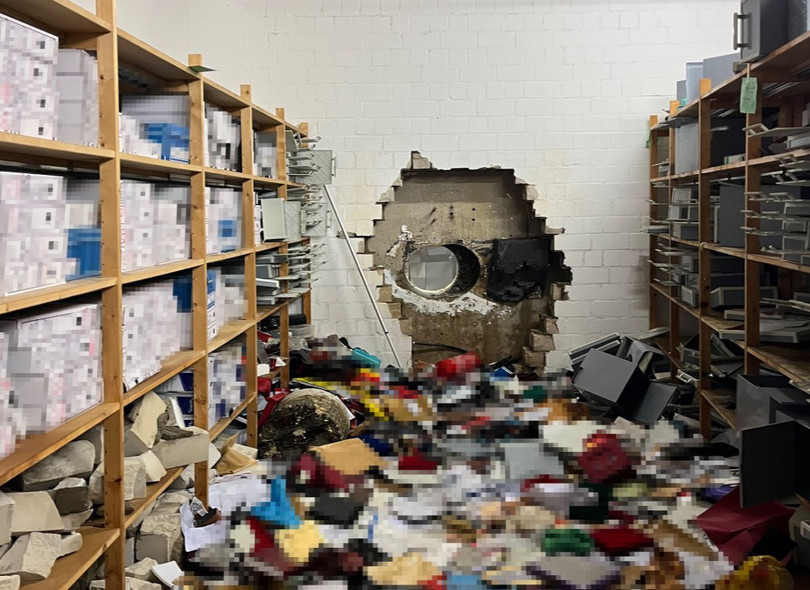 Hình ảnh được cảnh sát công bố ngày 30/12 cho thấy một lỗ hổng lớn trên tường sau khi những tên trộm khoan vào két sắt của ngân hàng tiết kiệm Sparkasse ở Gelsenkirchen, Đức, ngày 29/12. Ảnh: X.