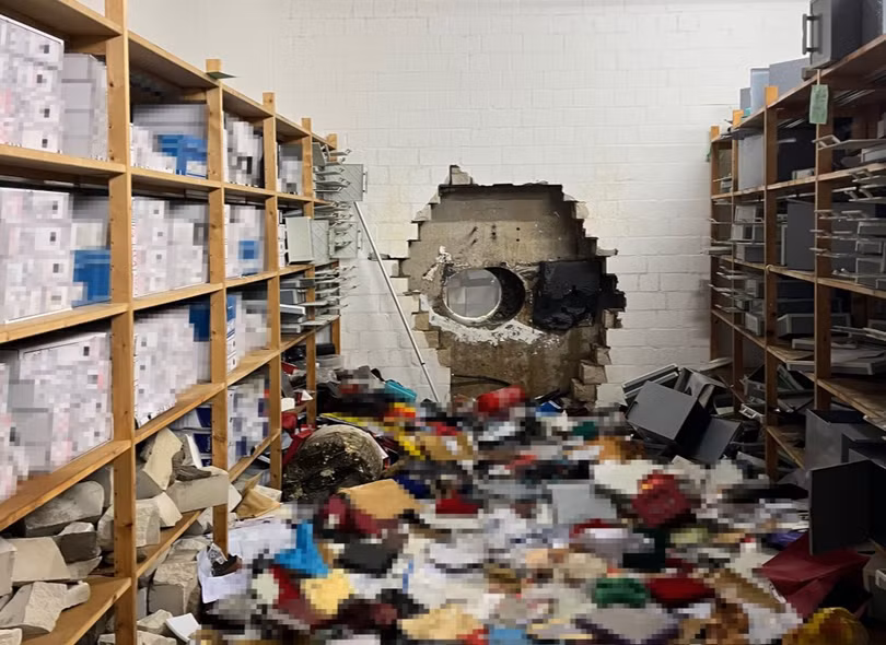 Hình ảnh được cảnh sát công bố ngày 30/12 cho thấy một lỗ hổng lớn trên tường sau khi những tên trộm khoan vào két sắt của ngân hàng tiết kiệm Sparkasse ở Gelsenkirchen, Đức, ngày 29/12. Ảnh: X.