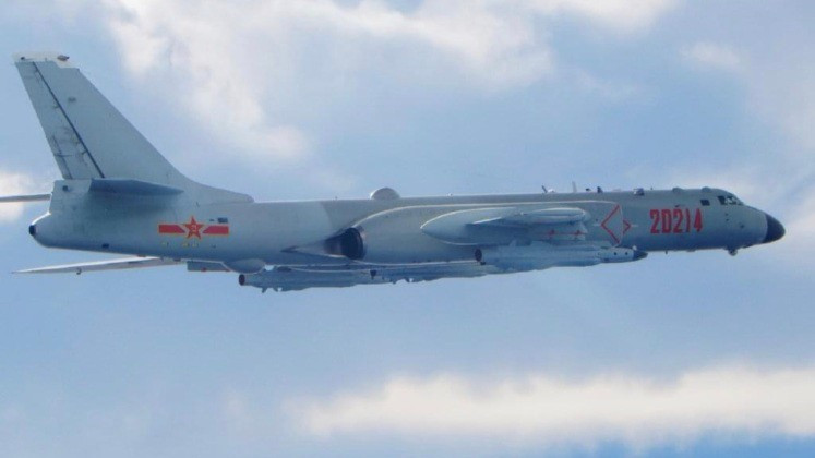 Máy bay trực thăng H-6K gần Đài Loan với 4 tên lửa YJ-12. Ảnh: MW.