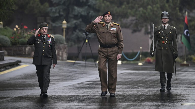 Tướng Muhammad Ali Al-Haddad (giữa), Tham mưu trưởng quân đội Libya, tại Trụ sở Bộ Tổng tham mưu ở Ankara, Thổ Nhĩ Kỳ vào ngày 23/12. Ảnh: Getty.