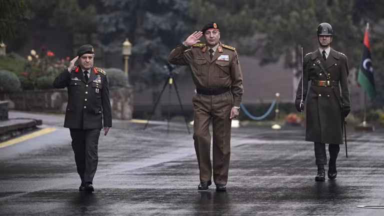 Tướng Muhammad Ali Al-Haddad (giữa), Tham mưu trưởng quân đội Libya, tại Trụ sở Bộ Tổng tham mưu ở Ankara, Thổ Nhĩ Kỳ vào ngày 23/12. Ảnh: Getty.