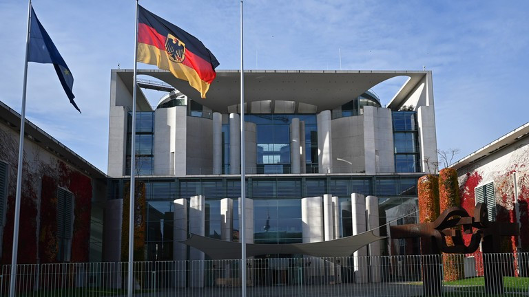 Quốc kỳ Đức tung bay trước Phủ Thủ tướng Liên bang, Berlin, Đức ngày 31/10/2025. Ảnh: Getty.