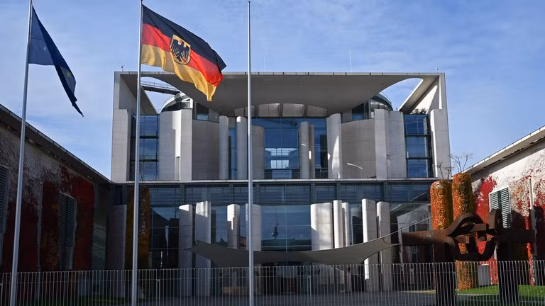 Quốc kỳ Đức tung bay trước Phủ Thủ tướng Liên bang, Berlin, Đức ngày 31/10/2025. Ảnh: Getty.