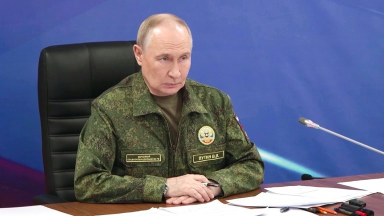 Ngày 27/12, Tổng thống Nga Vladimir Putin chủ trì cuộc họp về tình hình tại khu vực tác chiến đặc biệt tại một sở chỉ huy phụ trợ của Nhóm Lực lượng Liên hợp. Ảnh: Sputnik.