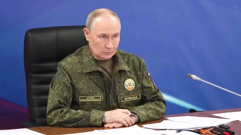 Ngày 27/12, Tổng thống Nga Vladimir Putin chủ trì cuộc họp về tình hình tại khu vực tác chiến đặc biệt tại một sở chỉ huy phụ trợ của Nhóm Lực lượng Liên hợp. Ảnh: Sputnik.