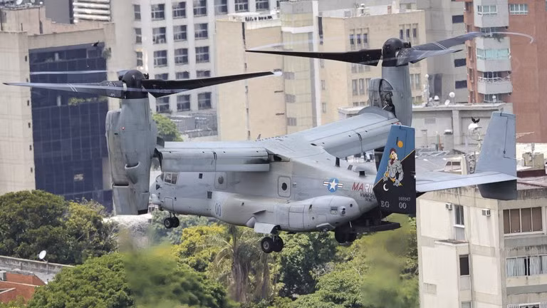 Một chiếc máy bay Bell-Boeing V-22 Osprey của Thủy quân lục chiến Mỹ thực hiện chuyến bay trong một cuộc diễn tập sơ tán ở Caracas, Venezuela vào ngày 23/5. Ảnh: Getty.