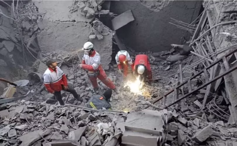 Các thành viên của Hội Trăng lưỡi đỏ Iran đang làm việc tại hiện trường một vụ tấn công gần nhà thờ Hồi giáo Hosseinieh Azam Zanjan ở Zanjan, Iran ngày 31/3. Ảnh: Reuters.