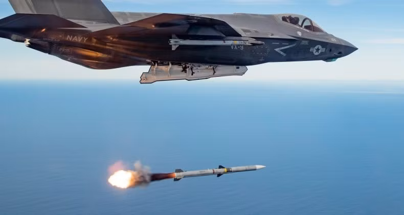 Máy bay F-35 phóng tên lửa AIM-120. Ảnh đồ họa: MW.