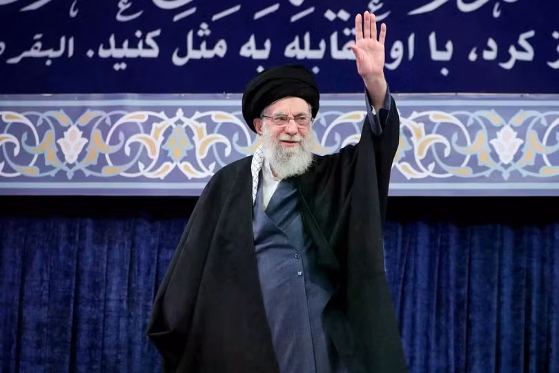 Lãnh đạo tối cao của Iran, ông Ali Khamenei, vẫy tay trong một cuộc họp ở Tehran hôm 17/2. Ảnh: Reuters.