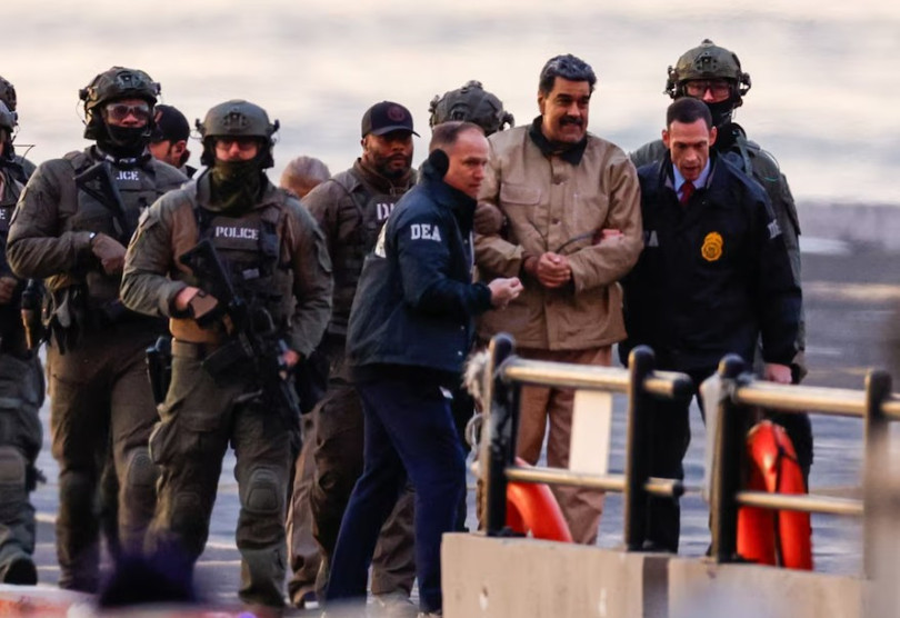 Ông Nicolas Maduro, người vừa bị bắt giữ, đã đến sân bay trực thăng ở Manhattan, trên đường đến Tòa án Liên bang Daniel Patrick Manhattan để trình diện lần đầu trước các cáo buộc liên bang của Mỹ, tại thành phố New York NGÀY 5/1. Ảnh: Reuters.