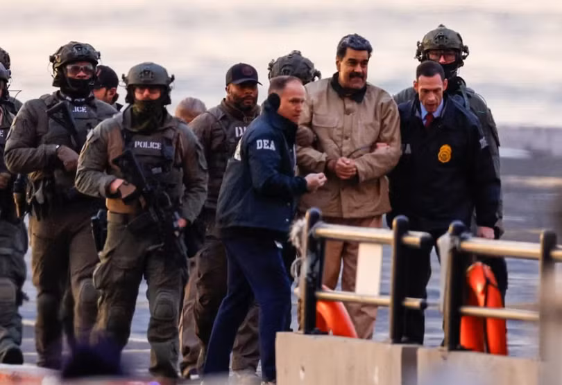 Ông Nicolas Maduro, người vừa bị bắt giữ, đã đến sân bay trực thăng ở Manhattan, trên đường đến Tòa án Liên bang Daniel Patrick Manhattan để trình diện lần đầu trước các cáo buộc liên bang của Mỹ, tại thành phố New York NGÀY 5/1. Ảnh: Reuters.