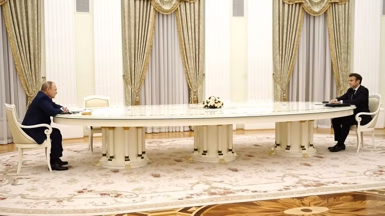 Tổng thống Nga Vladimir Putin (trái) gặp Tổng thống Pháp Emmanuel Macron (phải) tại Moscow, Nga ngày 7/2/2022. Ảnh: Getty.