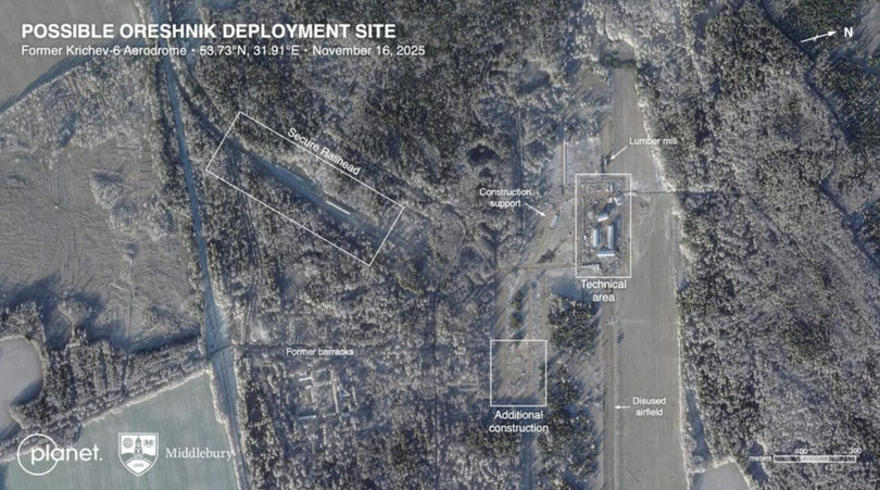 Hình ảnh vệ tinh từ Planet Labs chụp ngày 16/11 cho thấy vị trí mà các nhà nghiên cứu Mỹ tin rằng Nga có khả năng đang triển khai tên lửa hành trình siêu thanh Oreshnik mang đầu đạn hạt nhân mới của mình tại căn cứ không quân Krichev bỏ hoang ở phía đông Belarus. Ảnh: Reuters.