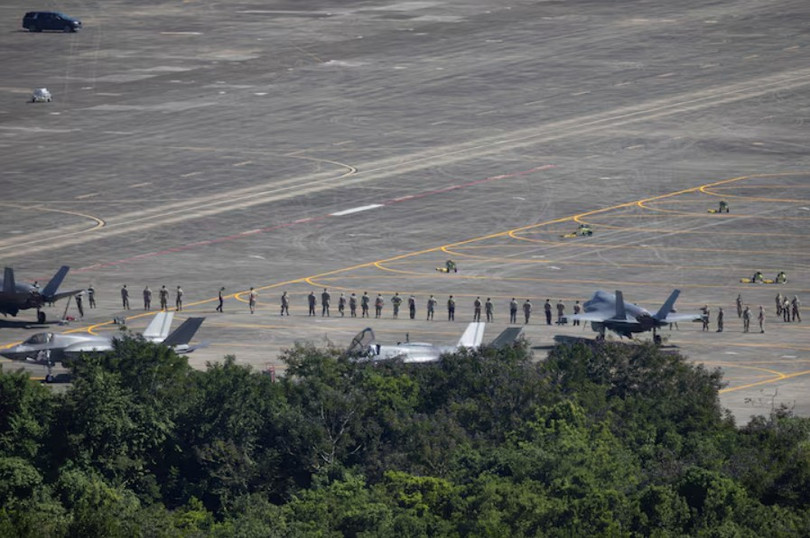 Quân nhân Mỹ tiến hành kiểm tra khu vực sân đỗ gần các máy bay chiến đấu F-35B của Thủy quân lục chiến Mỹ tại căn cứ hải quân Roosevelt Roads cũ ở Ceiba, Puerto Rico ngày 19/12. Ảnh: Reuters.