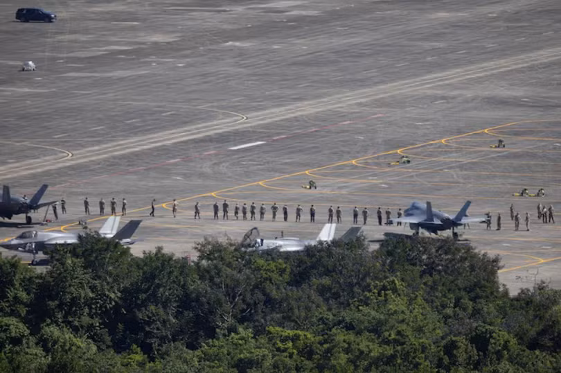 Quân nhân Mỹ tiến hành kiểm tra khu vực sân đỗ gần các máy bay chiến đấu F-35B của Thủy quân lục chiến Mỹ tại căn cứ hải quân Roosevelt Roads cũ ở Ceiba, Puerto Rico ngày 19/12. Ảnh: Reuters.