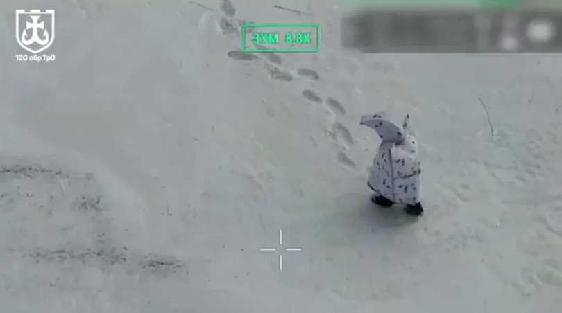 Hình ảnh lính Nga trong bộ đồ kỳ lạ được Ukraine công bố. Ảnh: The Sun.