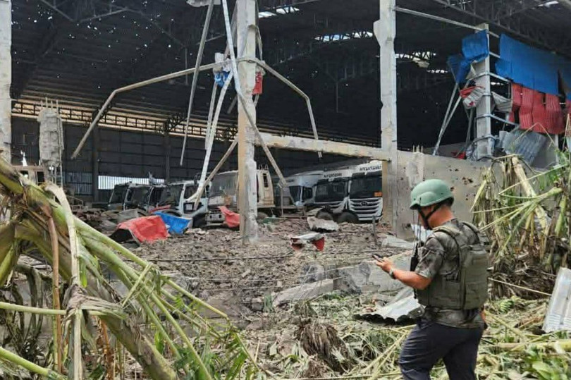 Một người đàn ông đang kiểm tra một tòa nhà bị phá hủy tại thị trấn Poipet, tỉnh Banteay Meanchey, Campuchia, hôm 18/12. Ảnh: AKP.