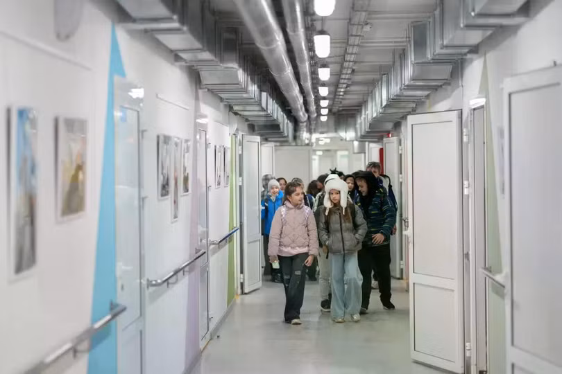 Trẻ em đi lại trong hành lang của một trường học ngầm ở Kharkov. Ảnh: AFP.