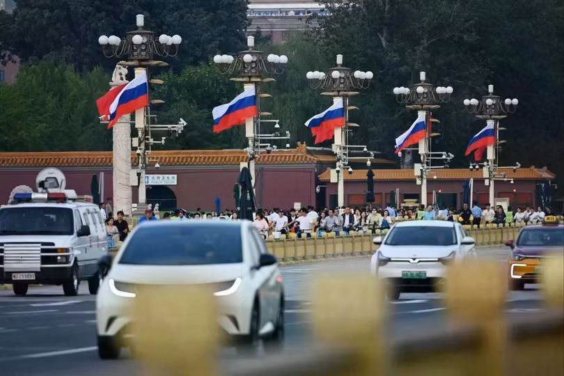 Cờ Nga và Trung Quốc tung bay tại Quảng trường Thiên An Môn ở Bắc Kinh ngày 19/5. Tổng thống Nga Vladimir Putin đã đến Bắc Kinh vào tối 19/5 để hội đàm với Chủ tịch Trung Quốc Tập Cận Bình. Ảnh: AFP.