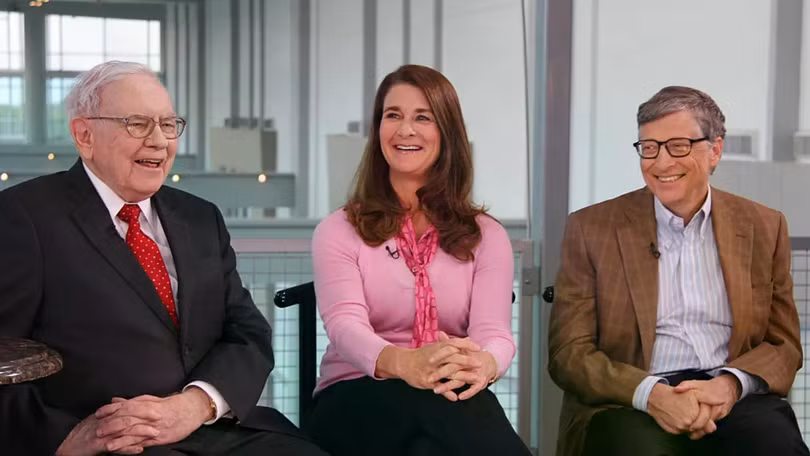 Warren Buffett, Bill và Melinda Gates gặp gỡ tại một sự kiện. Ảnh: CNBC.