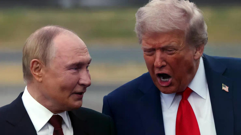 Tổng thống Mỹ Donald Trump chào đón Tổng thống Nga Vladimir Putin tại Căn cứ Liên hợp Elmendorf-Richardson vào ngày 15/8/2025 tại Anchorage, Alaska. Ảnh: Getty.