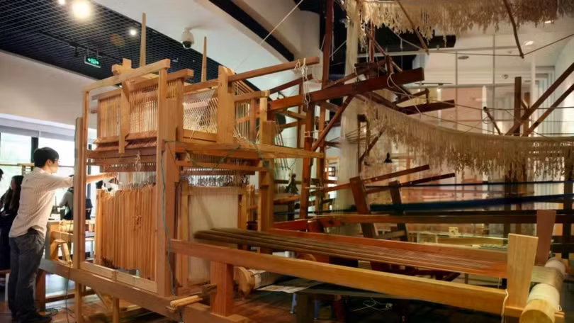 Hình ảnh phục dựng một khung dệt được sử dụng cách đây 2.000 năm tại Bảo tàng Lụa ở Trung Quốc. Ảnh: IE.