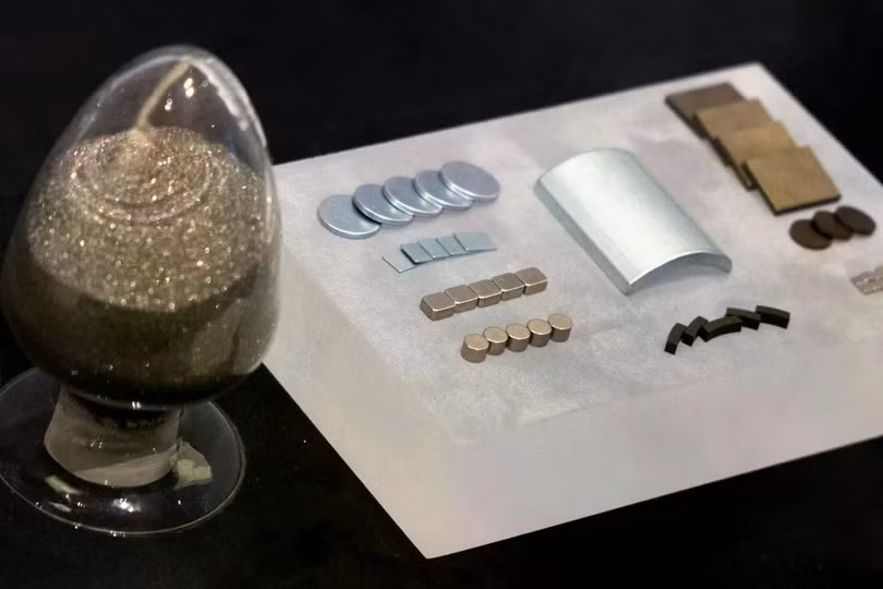 Hình ảnh trưng bày các nguyên tố đất hiếm tại Bảo tàng Quốc gia ở Bắc Kinh. Trung Quốc sở hữu trữ lượng kim loại này lớn nhất thế giới. Ảnh: Reuters.