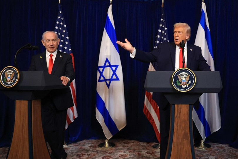 Tổng thống Mỹ Donald Trump đã đề cập đến các cuộc tập trận quân sự của Trung Quốc xung quanh Đài Loan trong một cuộc họp báo với Thủ tướng Israel Benjamin Netanyahu tại khu nghỉ dưỡng Mar-a-Lago của ông ở Florida hôm 29/12. Ảnh: AFP.