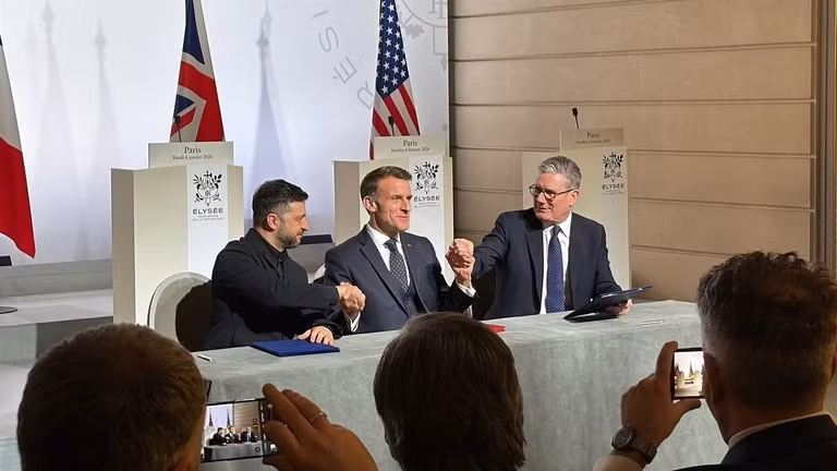 Tổng thống Ukraine Volodymyr Zelensky, Tổng thống Pháp Emmanuel Macron và Thủ tướng Anh Keir Starmer, Paris, Pháp ngày 6/1. Ảnh: Getty.