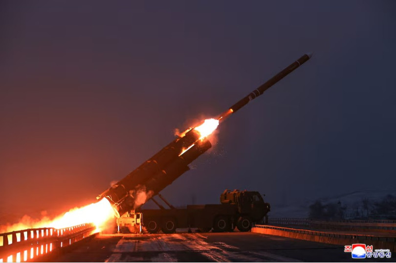 Lãnh đạo Triều Tiên Kim Jong-un đã giám sát cuộc tập trận phóng tên lửa hành trình chiến lược tầm xa tại một địa điểm không xác định, ngày 28/12. Ảnh: KCNA.