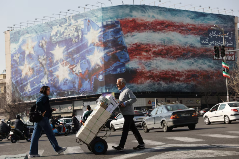 Người dân đi ngang qua một bảng quảng cáo chống Mỹ ở Tehran, Iran ngày 19/2. Ảnh: Reuters.