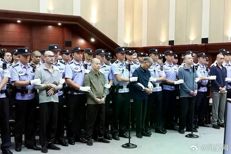 Bạch Ứng Thương (ngoài cùng bên trái) là một trong những thành viên chủ chốt của băng đảng tội phạm gia tộc họ Bạch bị xử tử ở Trung Quốc vì hàng loạt hoạt động bất hợp pháp ở Myanmar. Ảnh: SCMP.