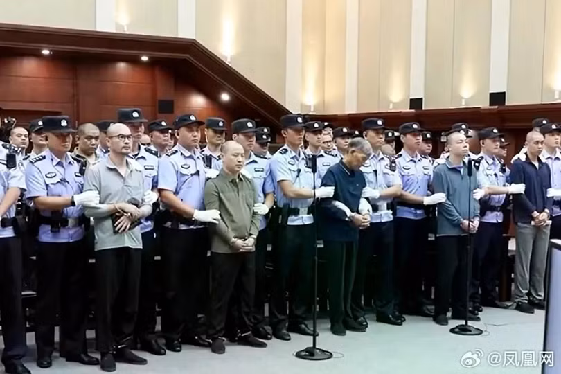 Bạch Ứng Thương (ngoài cùng bên trái) là một trong những thành viên chủ chốt của băng đảng tội phạm gia tộc họ Bạch bị xử tử ở Trung Quốc vì hàng loạt hoạt động bất hợp pháp ở Myanmar. Ảnh: SCMP.