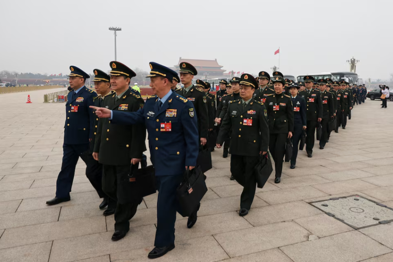Các đại biểu quân đội tại Quảng trường Thiên An Môn trước thềm phiên khai mạc Hội nghị Hiệp thương Chính trị Nhân dân Trung Quốc (CPPCC) tại Đại lễ đường Nhân dân ở Bắc Kinh, Trung Quốc ngày 4/3. Ảnh: Reuters.