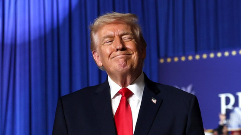 Tổng thống Mỹ Donald Trump bước lên sân khấu phát biểu trong một sự kiện tại Trung tâm Sự kiện Horizon vào ngày 27/1 ở Clive, Iowa. Ảnh: Getty.