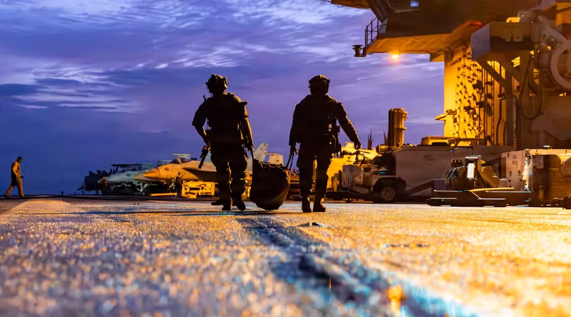 Tàu sân bay USS Gerald Ford bốc cháy giữa chiến sự, thủy thủ Mỹ kiệt sức sau đợt triển khai kỷ lục