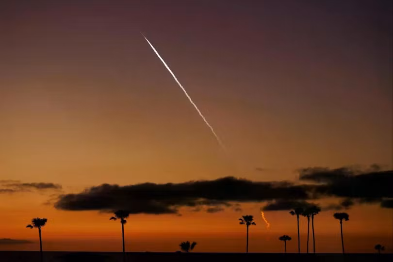 SpaceX đặt mục tiêu xây dựng một chòm sao gồm hơn 42.000 vệ tinh khi mạng lưới Starlink hoàn thành. Ảnh: Reuters.