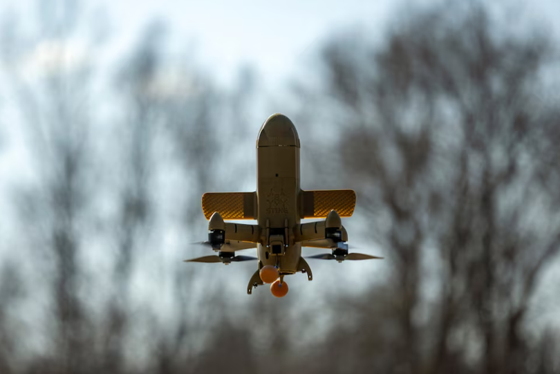 Một UAV đánh chặn Sting do công ty Wild Hornets của Ukraine sản xuất đang bay lượn tại một địa điểm không được tiết lộ ở Ukraine, ngày 16/3. Ảnh: Reuters.